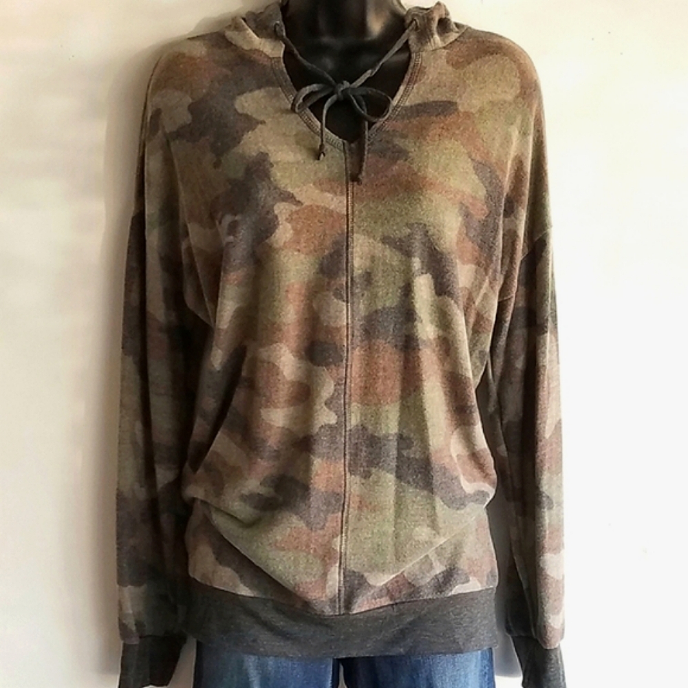Camo V-neck Hoodie - Picture 6 of 6
